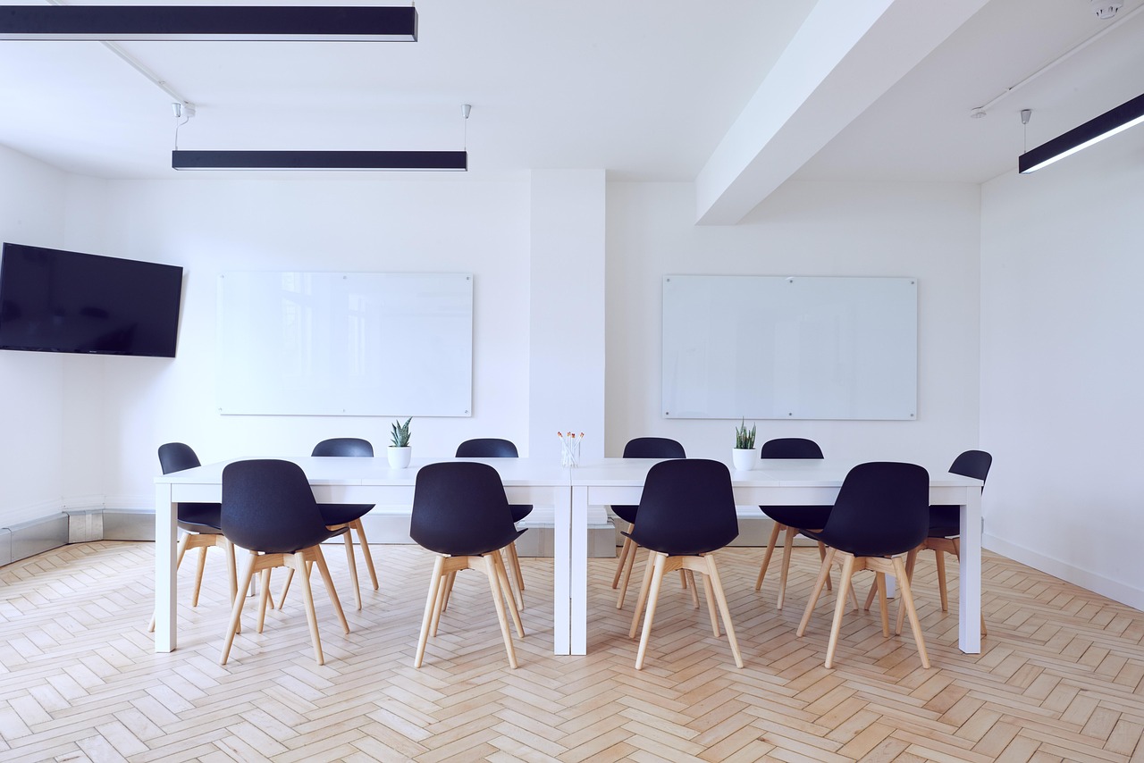 Jakie wyposażenie powinna mieć dobra sala konferencyjna